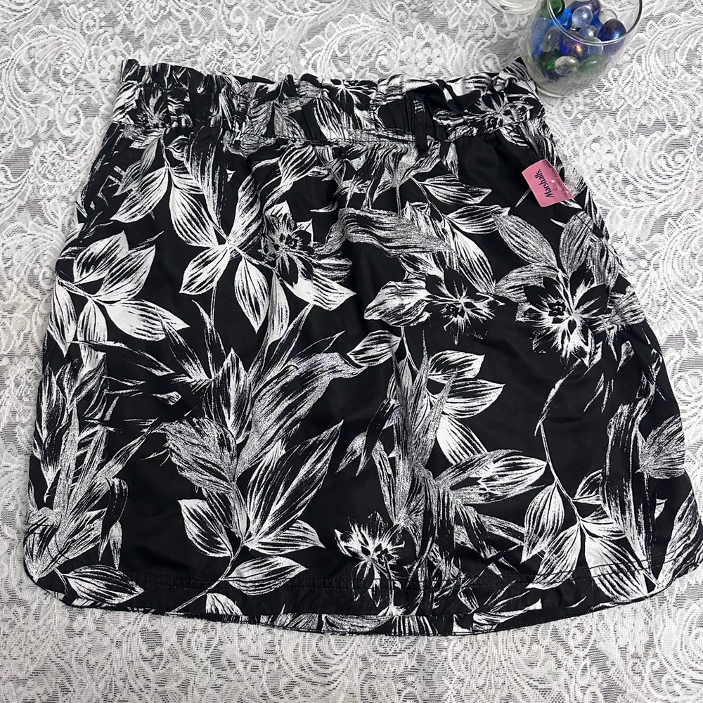 C&C California Black White Floral Mini Skirt NWT Size M Pockets